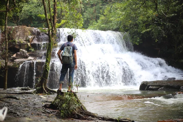 Sa Kaeo, Tayland 'ın Pang Sida şelalesinde duran bir adam.