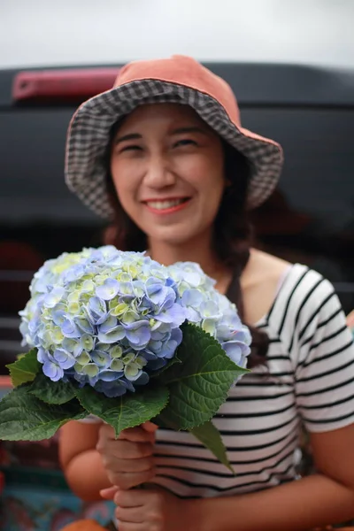Woman Holding Hydrangea Flowers Chiang Mai Thailand — Stock Photo, Image