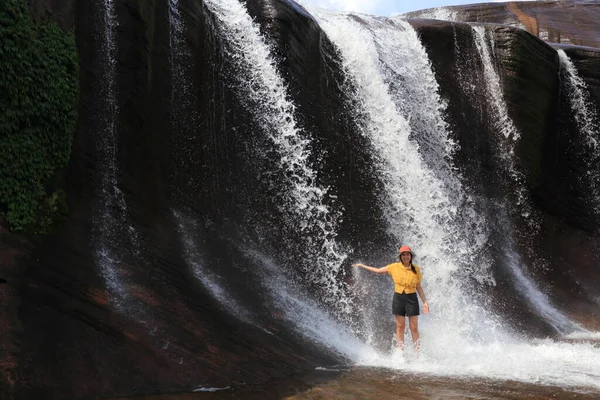 Bueng Kan, Tayland 'daki Tham Phra Şelalesi' nde sularda oynayan kadınlar.