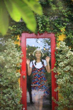 Aynada gülümseyen bir kadın