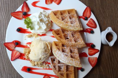 Taze çilek ve dondurmalı ballı waffle.