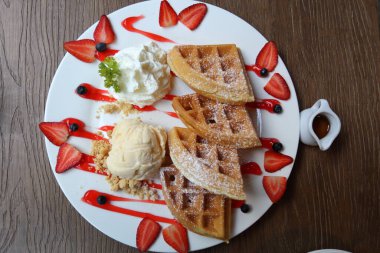 Taze çilek ve dondurmalı ballı waffle.