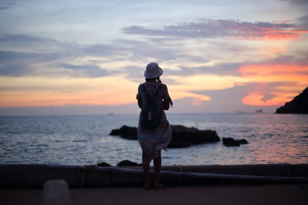 Mujer Pie Mirando Mar Por Noche Sattahip Tailandia — Foto de Stock