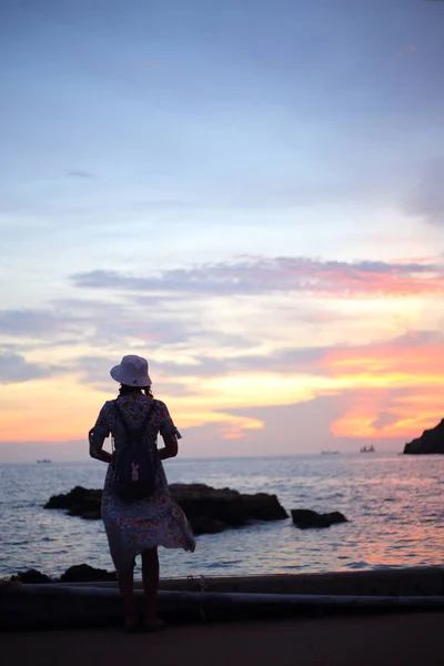 晚上在泰国萨塔希站在海上观看大海的女人 — 图库照片
