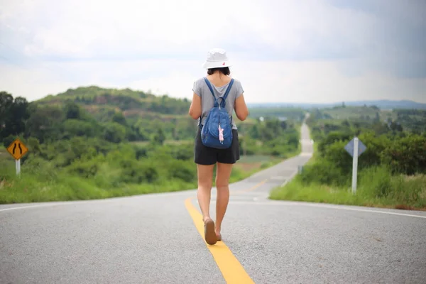 Uma Mulher Caminhando Pela Estrada — Fotografia de Stock