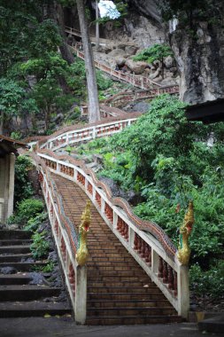 Bir mağarada merdiven tırmanışı, Wat Tham Khao Chakan, Sa Kaeo, Tayland.