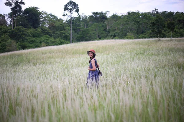 Uma Mulher Cor Grama Branco Tailândia — Fotografia de Stock