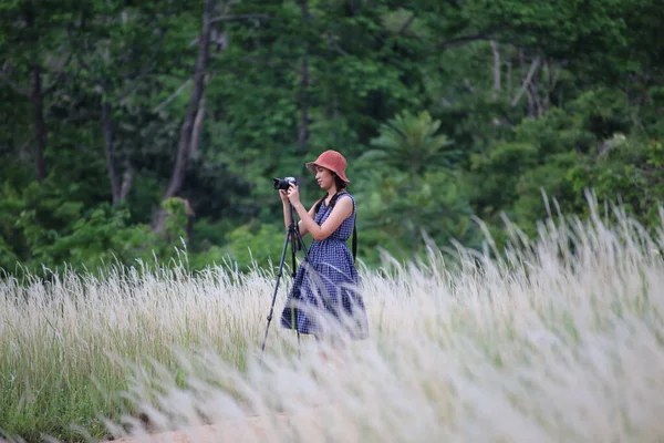 泰国一位女摄影师用草色的白色拍照 — 图库照片