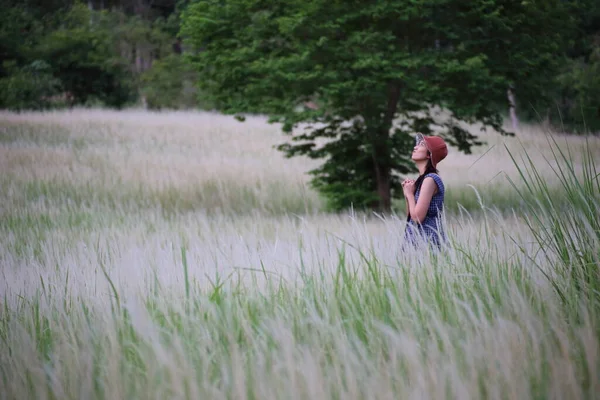 Een Vrouw Staand Gras Kleur Wit Thailand — Stockfoto