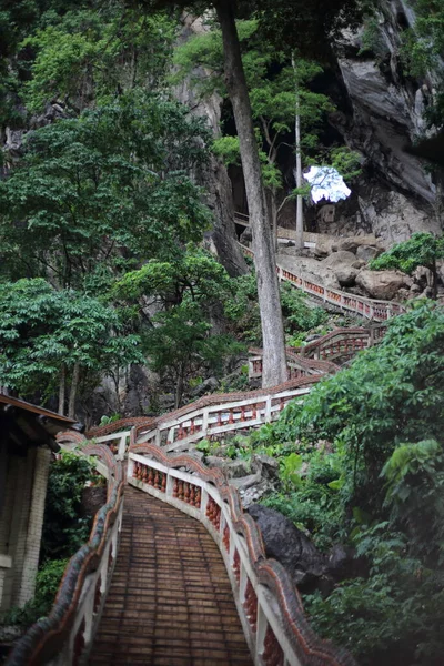 Escadaria Escalada Uma Caverna Wat Tham Khao Chakan Kaeo Tailândia — Fotografia de Stock