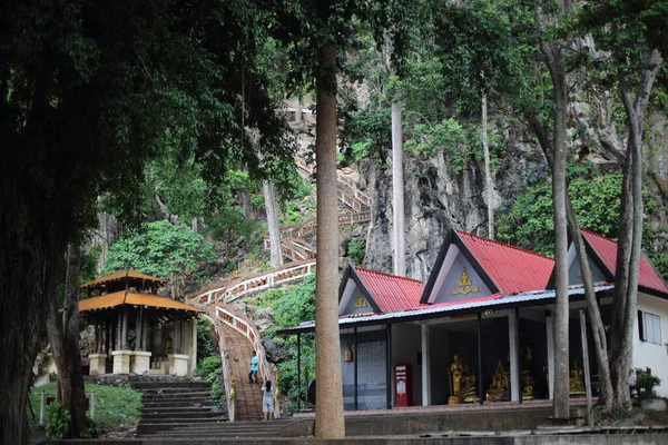 Escalera Que Sube Una Cueva Wat Tham Khao Chakan Kaeo — Foto de Stock