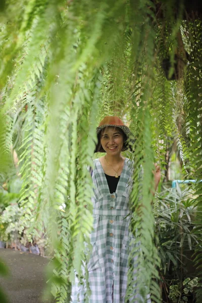 Mulher Sorridente Nephrolepis Samambaia Folhas Jardim Tailândia — Fotografia de Stock