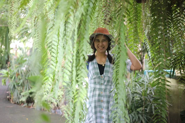 Χαμογελαστή Γυναίκα Και Nephrolepis Φτέρη Φύλλα Έναν Κήπο Ταϊλάνδη — Φωτογραφία Αρχείου