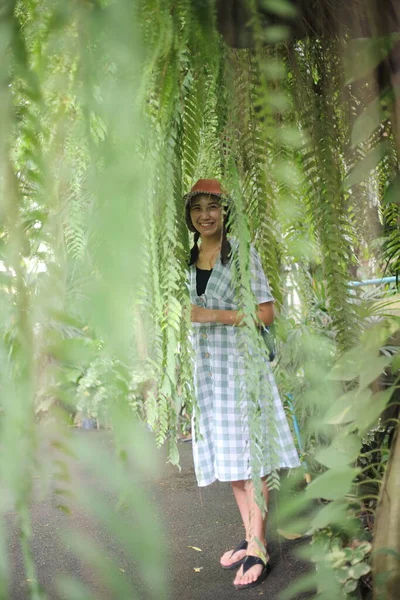 Mulher Sorridente Nephrolepis Samambaia Folhas Jardim Tailândia — Fotografia de Stock