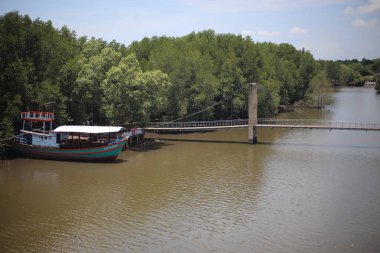 Tayland, Rayong 'daki Rak samae Köprüsü' nde eski bir tekne.