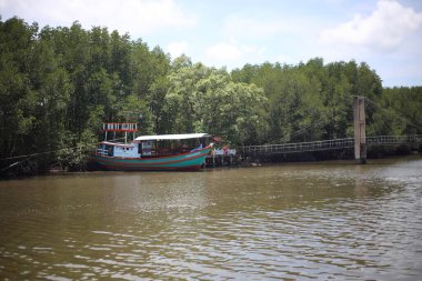 Tayland, Rayong 'daki Rak samae Köprüsü' nde eski bir tekne.