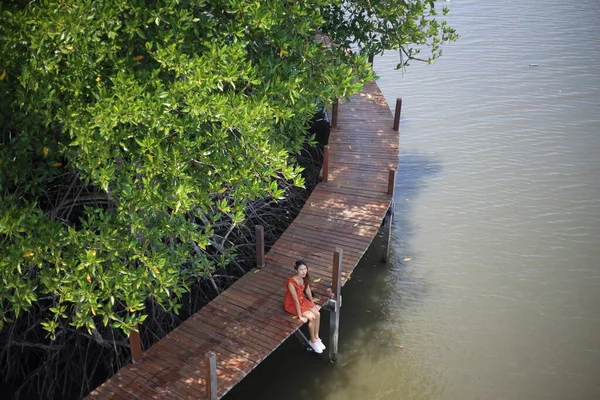 Woman Sitting Wooden Walkway Rak Samae Bridge Rayong Thailand — Stock Photo, Image