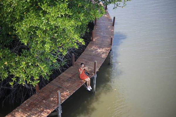 Une Femme Assise Sur Une Passerelle Bois Pont Rak Samae — Photo