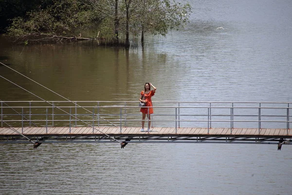 Žena Stojící Dřevěné Lávce Mostu Rak Samae Rayongu Thajsku — Stock fotografie