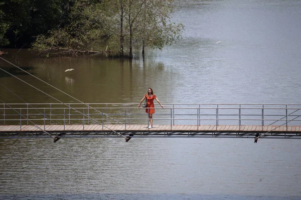 Kobieta Stojąca Drewnianym Chodniku Moście Rak Samae Rayong Tajlandia — Zdjęcie stockowe