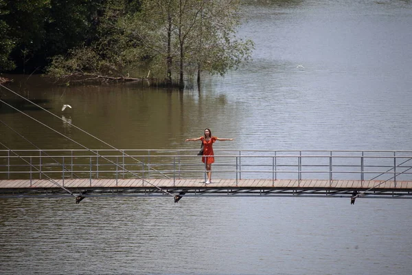 Žena Stojící Dřevěné Lávce Mostu Rak Samae Rayongu Thajsku — Stock fotografie