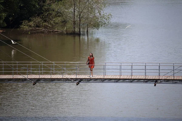 Žena Stojící Dřevěné Lávce Mostu Rak Samae Rayongu Thajsku — Stock fotografie