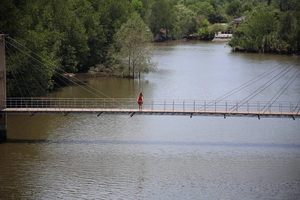 Una Mujer Parada Una Pasarela Madera Puente Rak Samae Rayong — Foto de Stock