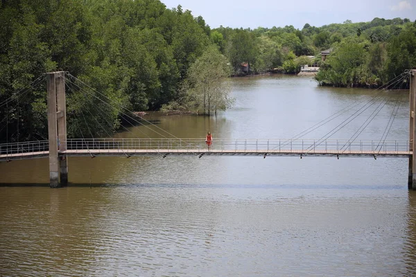 Kobieta Stojąca Drewnianym Chodniku Moście Rak Samae Rayong Tajlandia — Zdjęcie stockowe