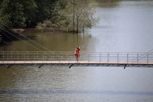 Kobieta Stojąca Drewnianym Chodniku Moście Rak Samae Rayong Tajlandia — Zdjęcie stockowe