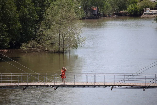 Kobieta Stojąca Drewnianym Chodniku Moście Rak Samae Rayong Tajlandia — Zdjęcie stockowe