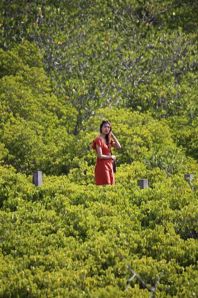 Tayland Rayong Daki Tung Prong Tangasında Duran Bir Kadın — Stok fotoğraf