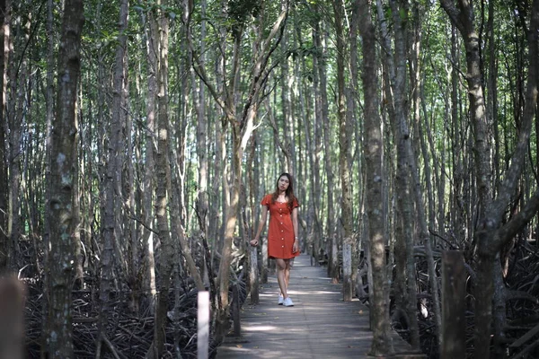 一名妇女站在泰国瑞昂的东风洞 — 图库照片