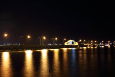 Liman suyunun ışıkları Sattahip, Chon Buri, Tayland 'da yansıyor.