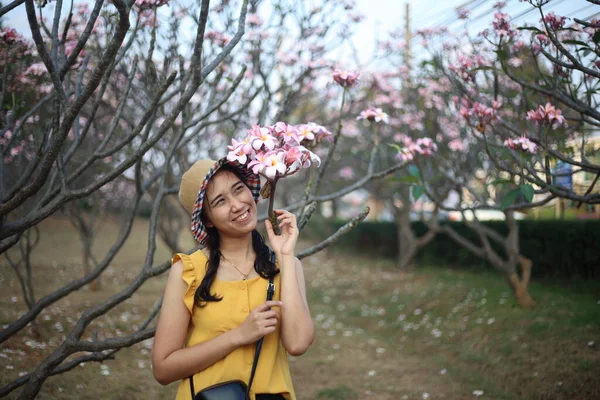 Plumeria Bahçesindeki Kadınlar — Stok fotoğraf