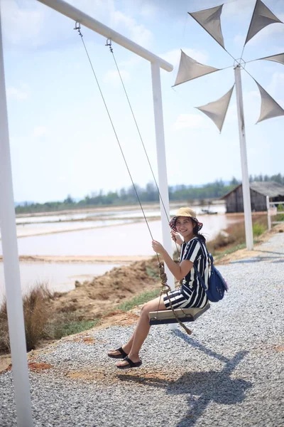 在海滨荡秋千的女人 — 图库照片