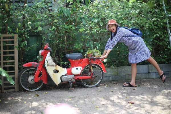 Uma Mulher Empurrando Uma Motocicleta — Fotografia de Stock