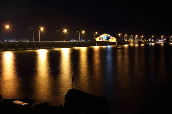 チョンブリー県サタヒップ港の水面反射光 — ストック写真