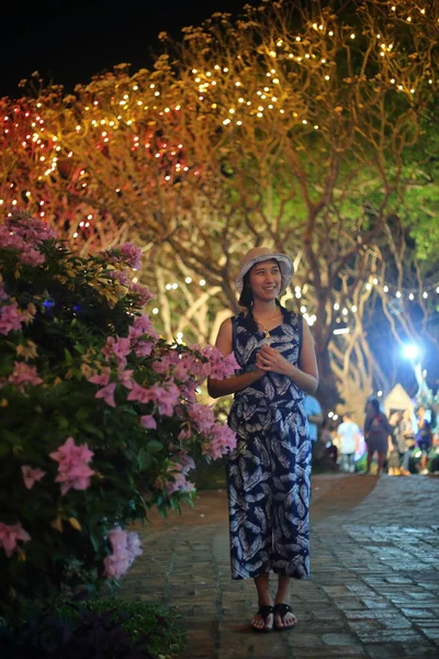 Phetchaburiのカオワンで装飾的なライトを楽しむ女性 — ストック写真