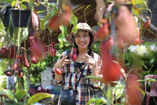 Γυναίκες Που Απολαμβάνουν Εργοστάσιο Του Nepenthes Στο Rayong Της Ταϊλάνδης — Φωτογραφία Αρχείου
