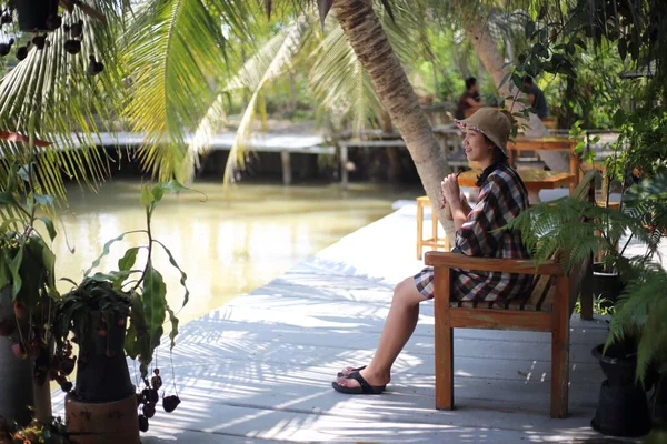 Жінка Сидить Біля Води Кокосовій Плантації Районгу Таїланд — стокове фото
