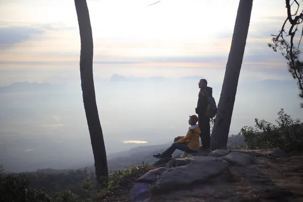 泰国洛埃的Phu Kradueng国家公园 男人和女人坐在悬崖上等待日出 — 图库照片