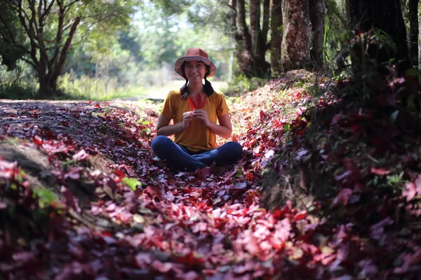 Donna Seduta Terra Ricoperta Foglie Acero Rosso Cadute Nel Parco — Foto Stock