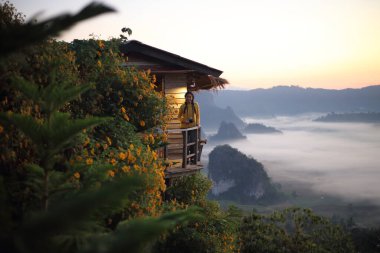 Kadınlar sabahları Phayao, Tayland 'da Phu Lanka manzarasının tadını çıkarırlar.
