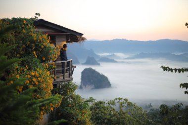 Erkekler sabah Phayao, Tayland 'da Phu Lanka manzarasının tadını çıkarırlar.