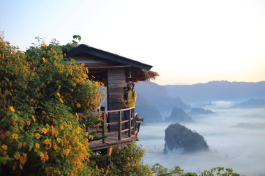Kadınlar sabahları Phayao, Tayland 'da Phu Lanka manzarasının tadını çıkarırlar.