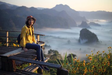 Kadınlar sabahları Phayao, Tayland 'da Phu Lanka manzarasının tadını çıkarırlar..