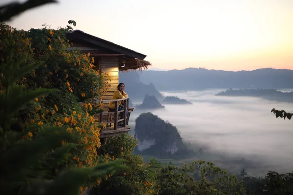 Les Femmes Profitent Vue Sur Phu Lanka Matin Phayao Thaïlande — Photo