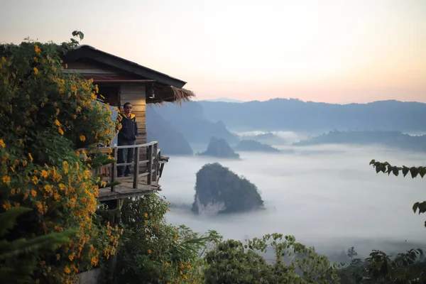 Les Hommes Profitent Vue Sur Phu Lanka Matin Phayao Thaïlande — Photo