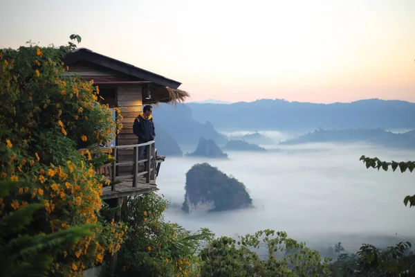 Les Hommes Profitent Vue Sur Phu Lanka Matin Phayao Thaïlande — Photo