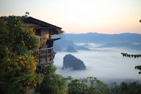 Les Hommes Profitent Vue Sur Phu Lanka Matin Phayao Thaïlande — Photo